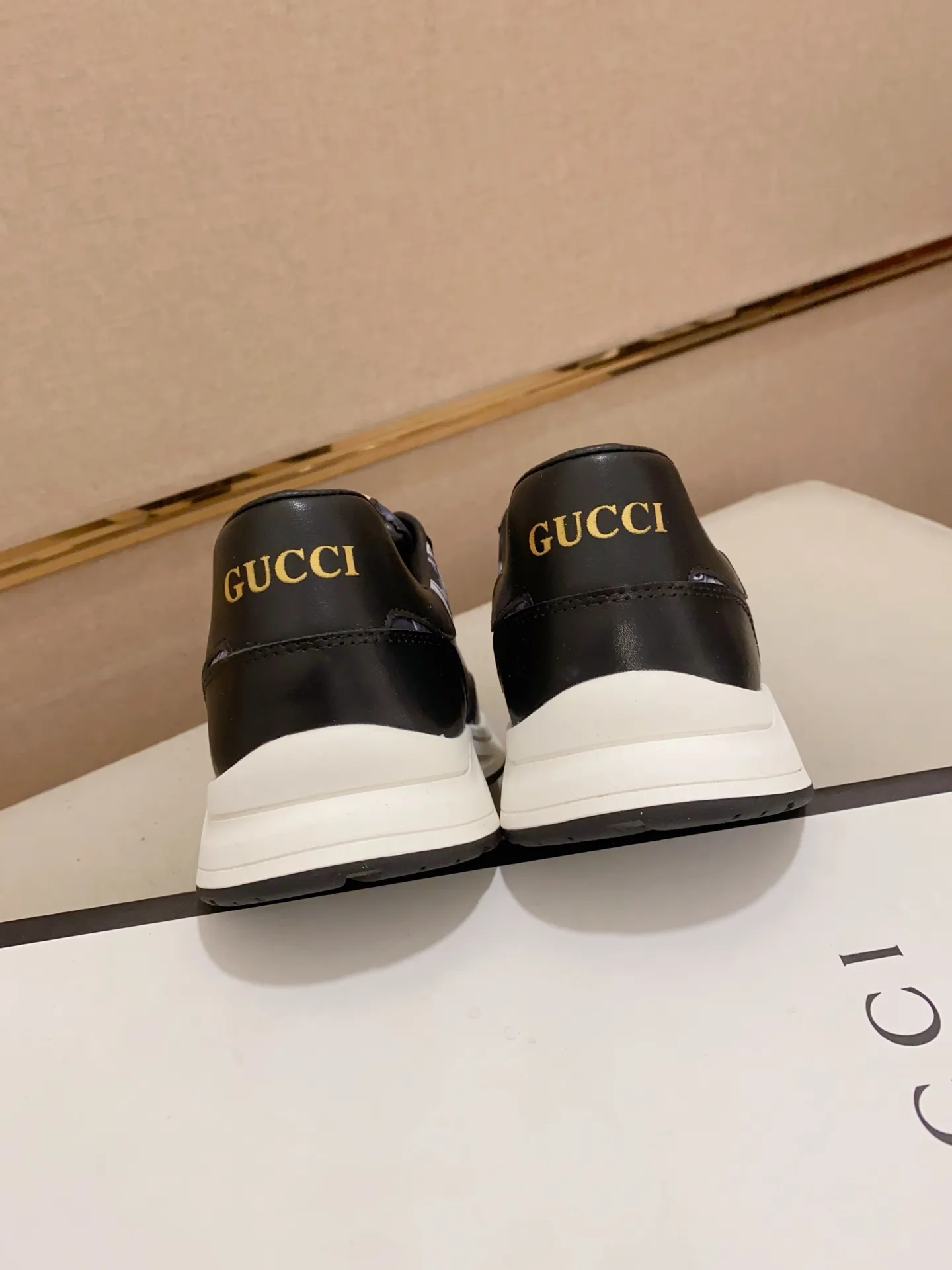 Men's shoes💰 420💰The new GUCCI (Gucci) counters are launched simultaneously. The new men's shoes, 😘fabrics are selected from imported cowhide, and the lining is sheepskin lining. 👍🏿 High-end ☄️ air-cushion molded anti-slip rubber outsole, exquisite lines, simple and elegant, comfortable and high-end for leisure travel. Code number: 38 to 44 (45 can be customized and cannot be returned or exchanged)